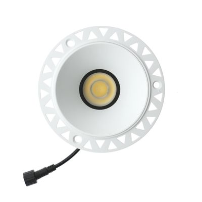 Valkoinen upotettu LED-alasvalaisin mustalla reunalla ja keltaisella keskipisteellä, jossa on näkyvä liitinjohdon pää helpottaa asennusta.