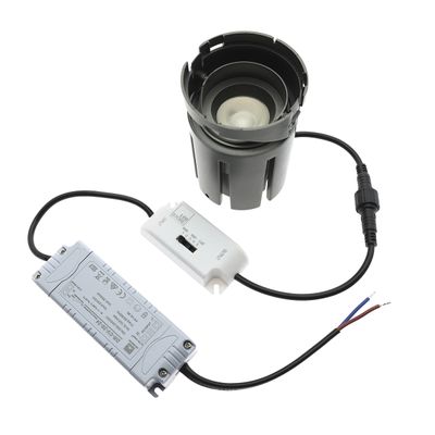 Musta upotettu LED-valaisin kuljettajalla ja kiinnitetyillä sähköjohdoilla energiatehokkaisiin valaistusratkaisuihin.