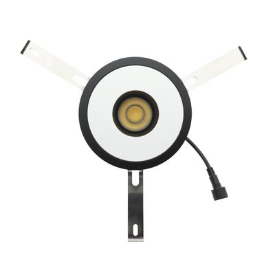 Pyöreä upotettu LED-kattovalaisin, musta verhoilu, valkoinen keskiosa, metallivarret, virtajohto liittimellä; täydellinen moderneihin valaistusratkaisuihin.