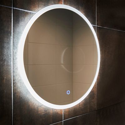 Pyöreä LED-peili kaakeloidulla seinällä, joka heijastaa tyhjää huonetta. Näkyvä sininen painike peilin pinnassa lisää nykyaikaisen valaistusliikkeen houkuttelevuutta.