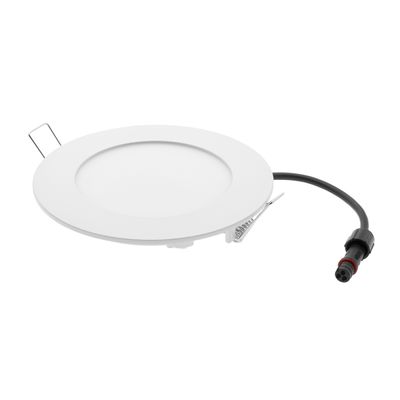 Pyöreä, ohut valkoinen LED-kattovalaisin mustalla virtajohdolla ja sivuilla jouset.