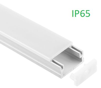 Valkoinen LED-nauhavalokanava, jossa vihreä IP65-luokitusteksti ja päätykansi näkyvissä.