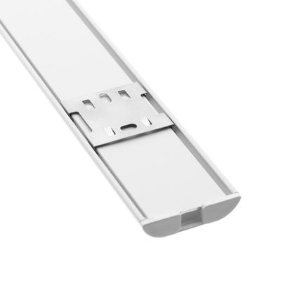 Lähikuva valkoisesta lineaarisesta LED-valaisimesta, jossa on hajakansi ja keskiteline, joka esittelee modernia muotoilua ja energiatehokkuutta.