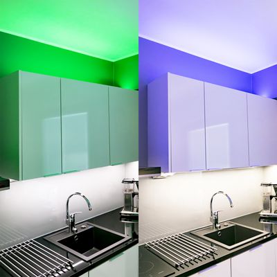 Moderni keittiö, jossa on LED-valaistus: vihreät sävyt ja violetit sävyt tunnelmavalona.