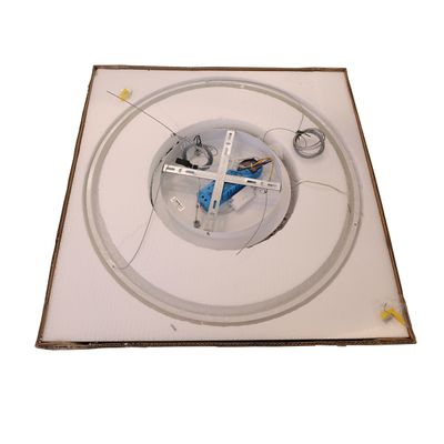 Kattovalaisimien komponentit ja kaapelit laatikossa, esittelyssä LED-valaistusratkaisu moderniin sisustukseen.