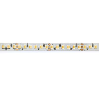 Lähikuva LED-nauhavalosta, jossa on useita keltaisia LED-valoja ja elektronisia komponentteja valkoisella taustalla, ihanteellinen energiatehokkaisiin valaistusratkaisuihin.