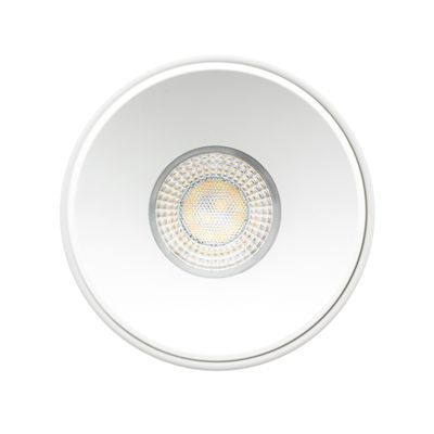 Lähikuva pyöreästä upotettavasta LED-kattovalaisimesta, joka esittelee sen kirkkaan ja lämpimän hehkun ja sopii täydellisesti energiatehokkaisiin kodin valaistusratkaisuihin.