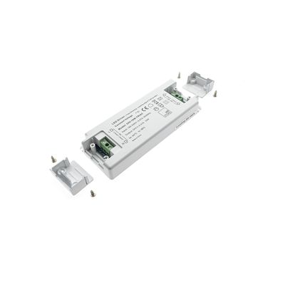 LED-ohjainyksikkö, jossa on johdotusliittimet, ruuvikorkit ja kiinnitysruuvit valaistusasennusta varten.