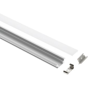 Alumiininen LED-kanavasarja, jossa läpikuultava kansi ja kiinnitysklipsit, purettu valkoisella taustalla valaistusratkaisuja varten.