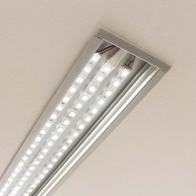 Kattoon kiinnitettävä LED-nauhavalaisin, jossa on kolme yhdensuuntaista kirkkaan valkoisten valojen riviä elävää, energiatehokasta valaistusta varten.