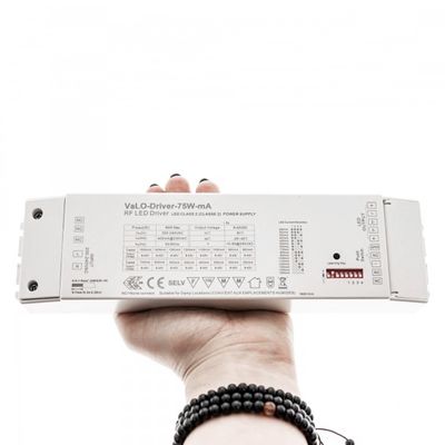 Käsi suorakaiteen muotoista RF-LED-ohjainta, jossa on tekniset merkinnät, asetukset näkyvissä, helmirannerengas, joka mainostaa LED-valaistustuotteita.