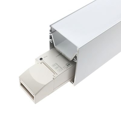 Valkoinen sähkökiskokanava, jossa osittain sisään asennettu plug-in LED-ohjain, suorakaiteen muotoinen muoto, teksti ja symbolit näkyvät sen pinnalla valaistusratkaisuja varten.