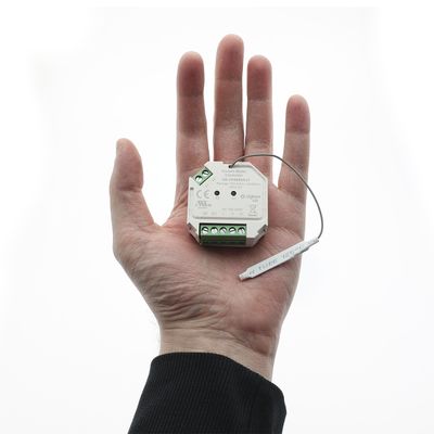 "Henkilö, jolla on hallussaan LED-ohjain, jossa on johdot ja liittimet valkoisella pohjalla ja joka esittelee elektronisia komponentteja LED-valaistusliikkeestä.