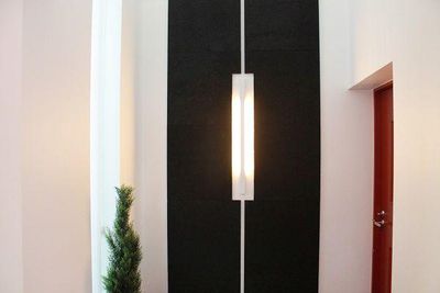 Line valaistuna akustiikkalevyjen kanssa.