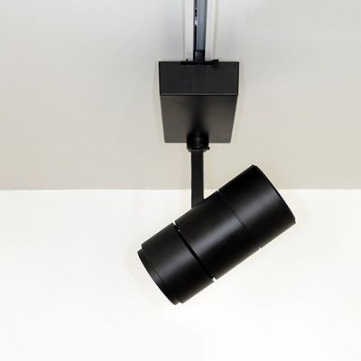 Tyylikäs musta kattovalaisin asennettuna oikealle kulmaan, sopii täydellisesti nykyaikaisiin tiloihin.