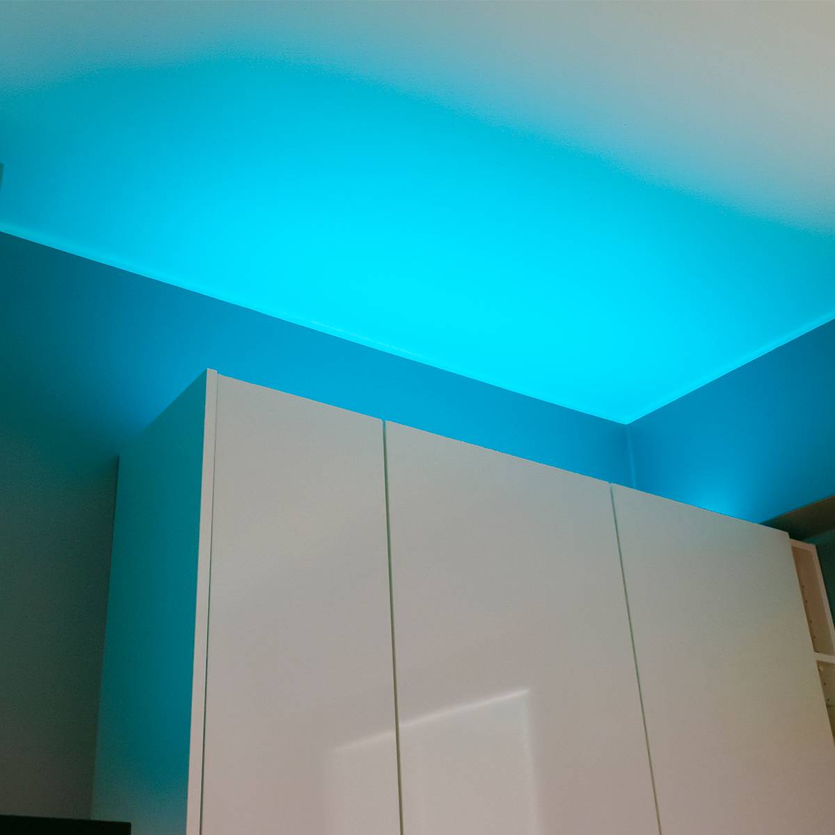 Väri-iloittelua keittiössä RGB-nauhalla