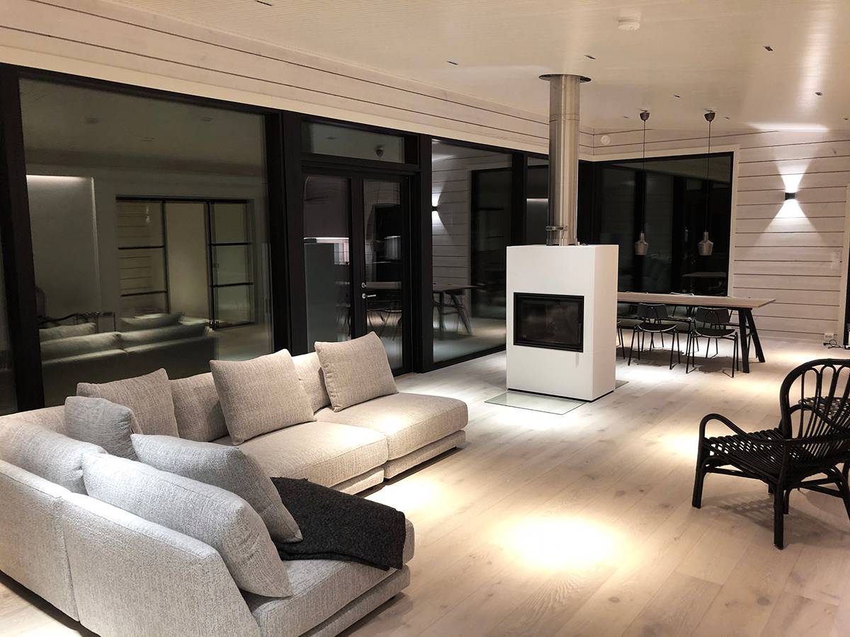 Kirkas LED-myymälälogo vihreällä taustalla: Valkoinen laatikko, jonka keskellä on "LED STORE" -teksti, joka korostaa kestäviä valaistusratkaisuja.