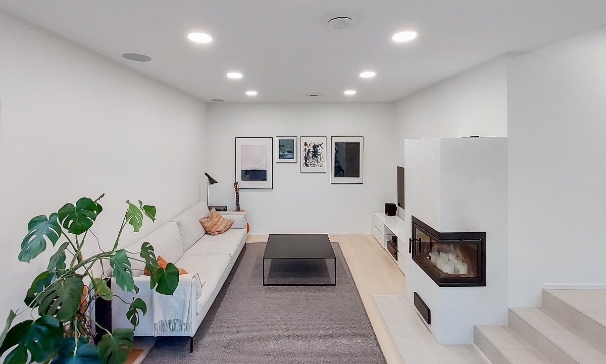 Olohuoneen tasaisen kaunis yleisvalaistus Plafond200:lla. ©LedStore