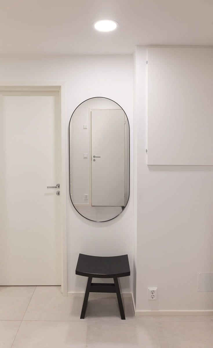Uppoplafondi antaa sopivasti valoa peilin edessä. ©LedStore