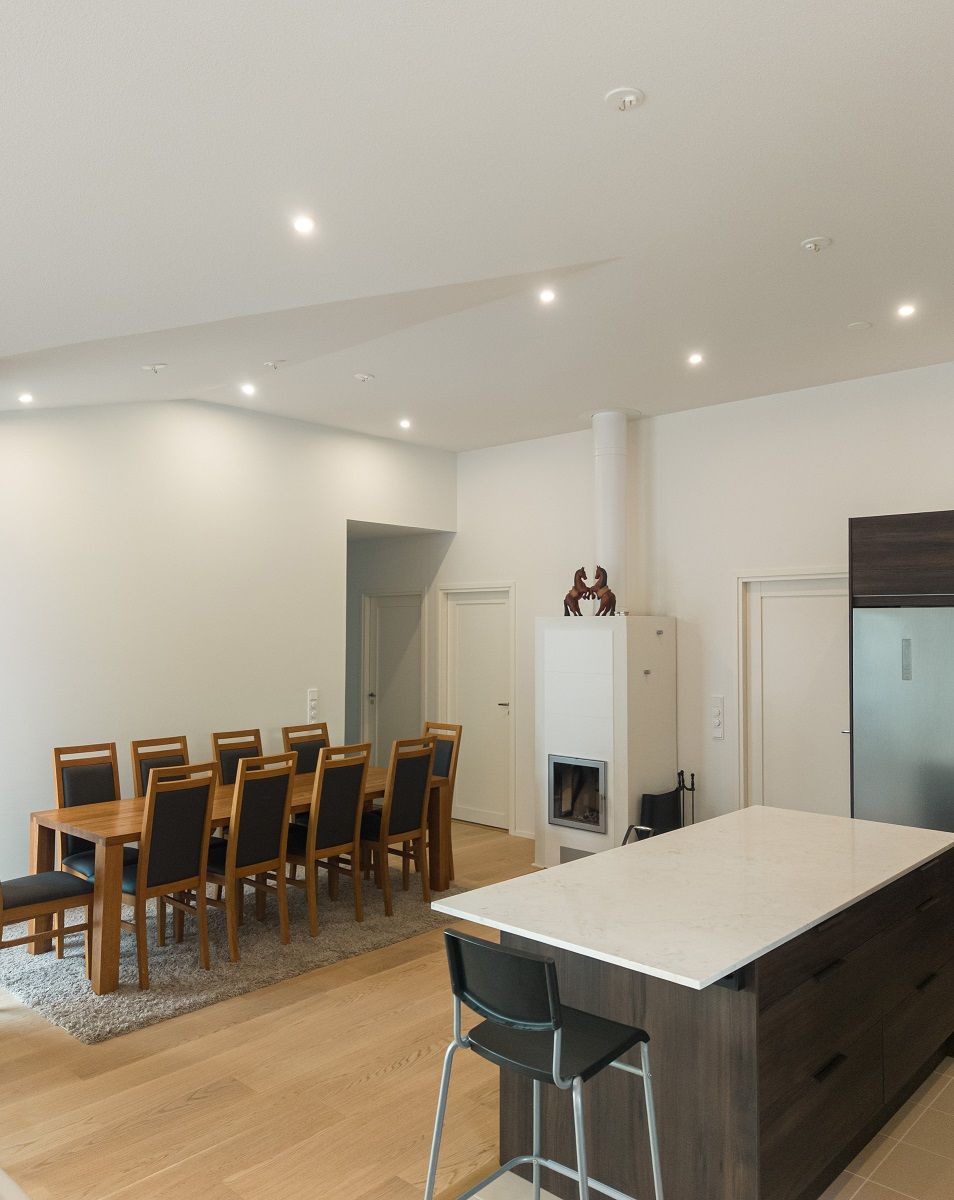 Ruokailutilan katossa useita spottivalaisimia yleisvalona.