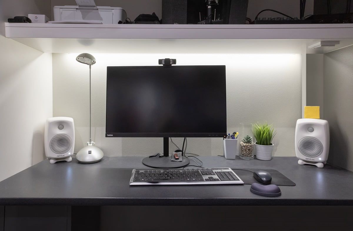Työtason taustavalaistus epäsuoralla led-nauhavalaistuksella. ©LedStore