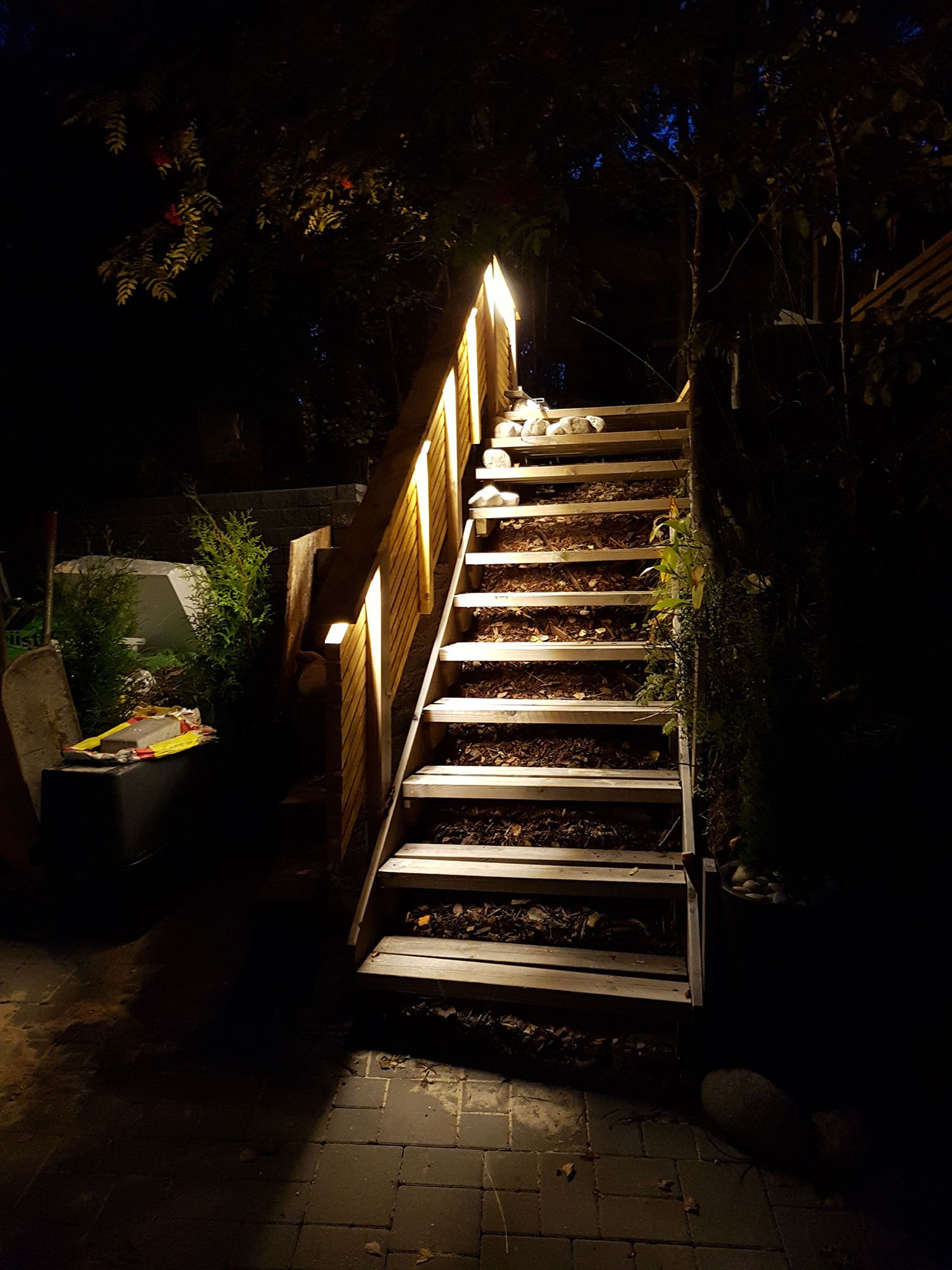 Led valonauha ulkona valaisemassa epäsuoraa valoa ulkoportaiden kaiteessa. Ledstore.fi