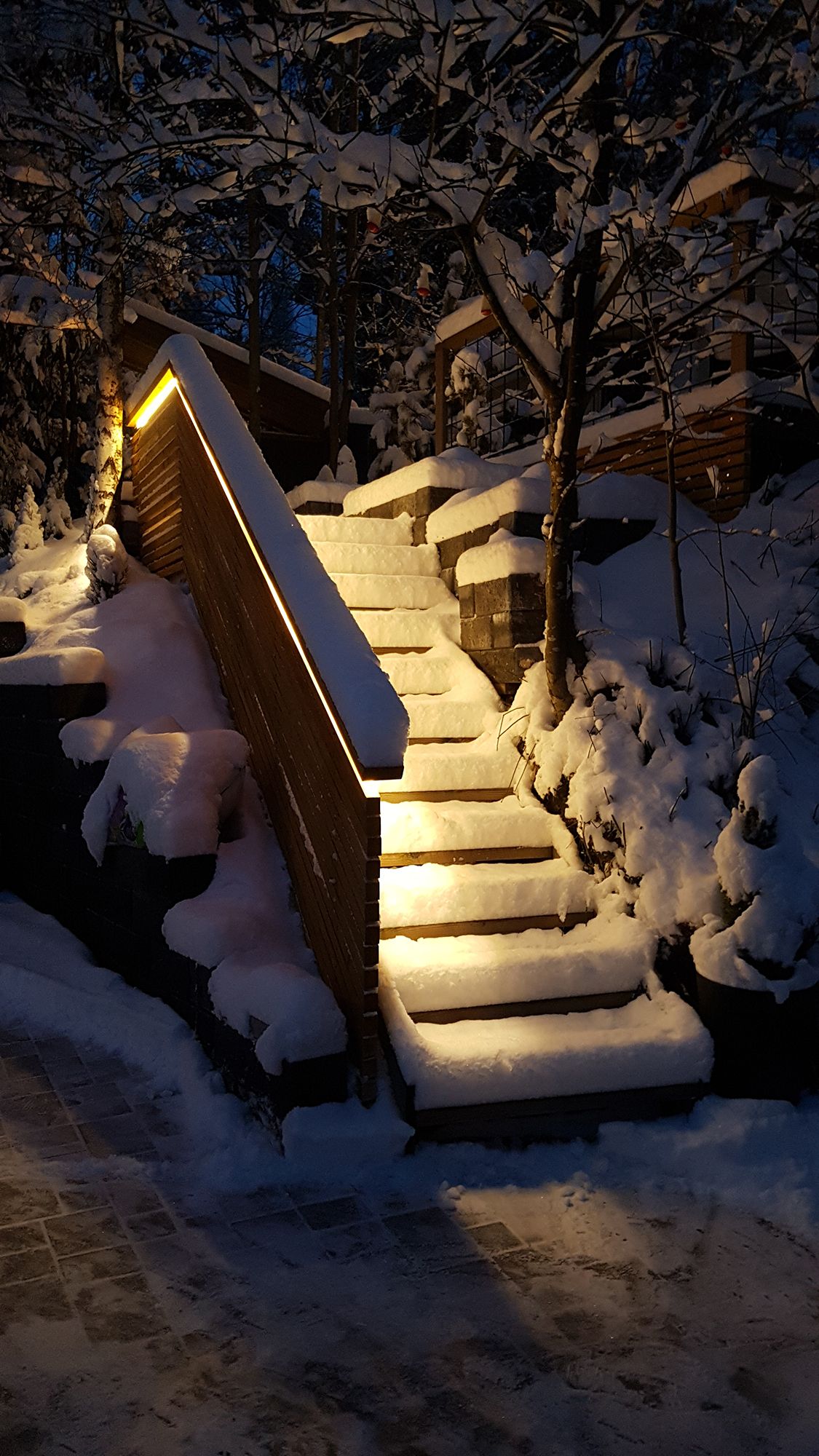 Ulkoportaiden valaistus toteutettu led nauhalla kaiteessa. Valo on tunnelmallista epäsuoraa valoa, led nauhana käytetty lämmintä 3000K 7,2W/m valonauhaa. Ledstore.fi