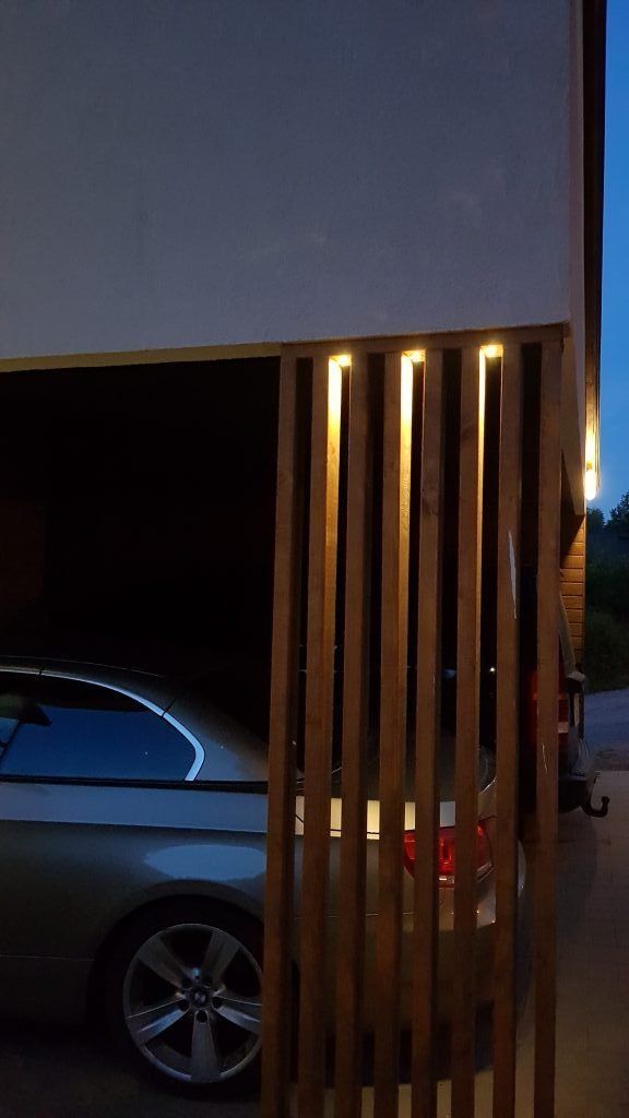 Vihreä tausta ja "LED STORE" valkoisin isoin kirjaimin keskellä valkoista neliötä edistäen energiatehokkaita valaistusratkaisuja.