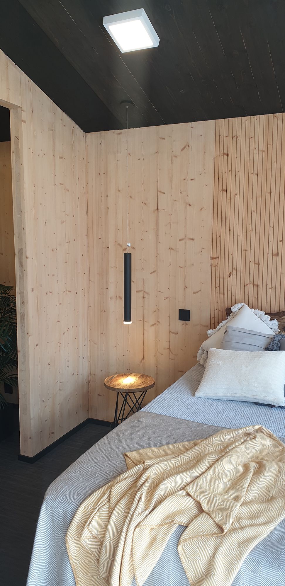 Makuuhuoneessa Piippu-riippuvalaisin lukuvalona sängyn vieressä. Ledstore.fi