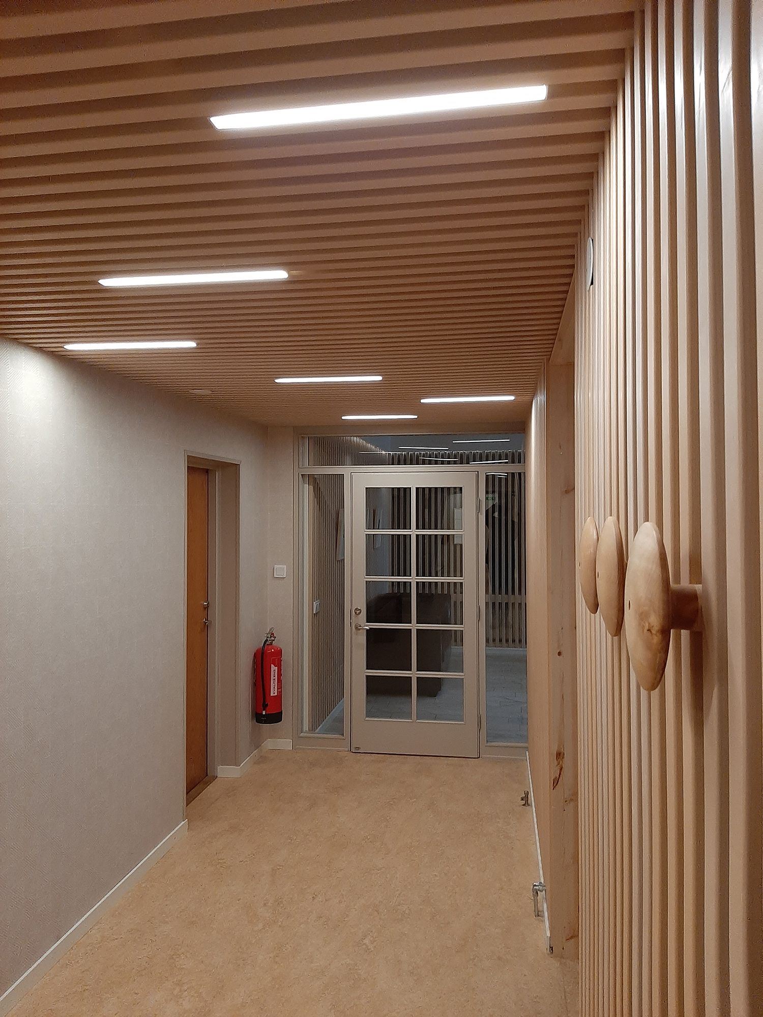 Led nauhat rimakatossa, rimojen välissä luomassa ilmeikkäitä valolinjoja kattoon ja tilaan hyvää yleisvalaistusta. Ledstore.fi