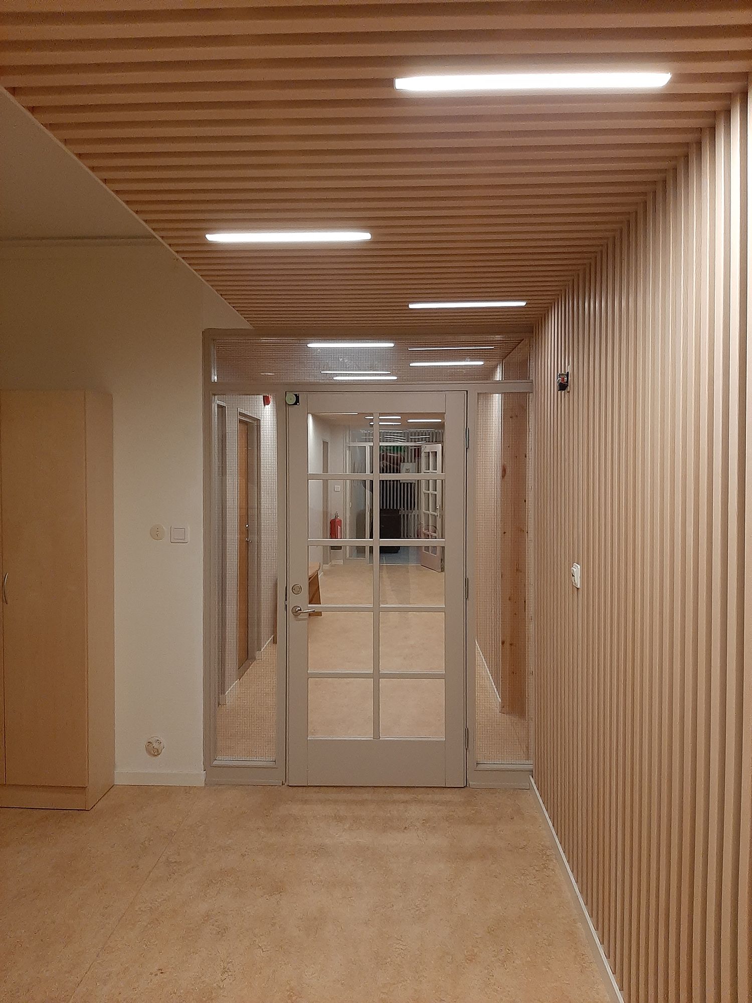 Rimakaton valaistus: trendikäästi upotetut led-valonauhat rimoista tehdyn sisäkaton väleihin. Tällöin ei tarvita erillisiä kattospotteja ja lopputuloksena on upeita visuaalisia valolinjoja. Ledstore.fi