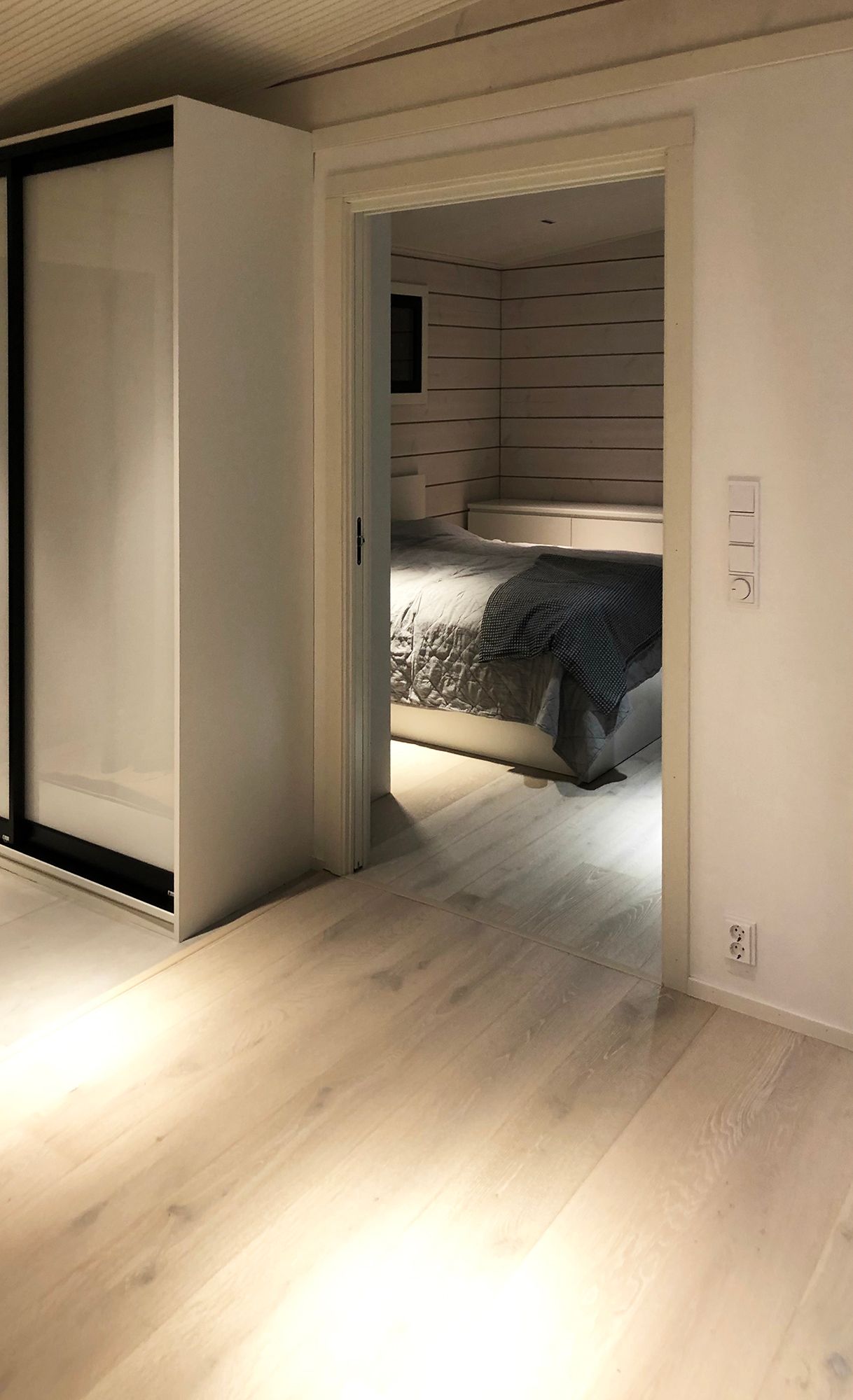 Tunnelmallinen valo makuuhuoneessa ja muissa tiloissa toteutettu kapeakiilaisilla linja-valaisimilla. Ledstore.fi