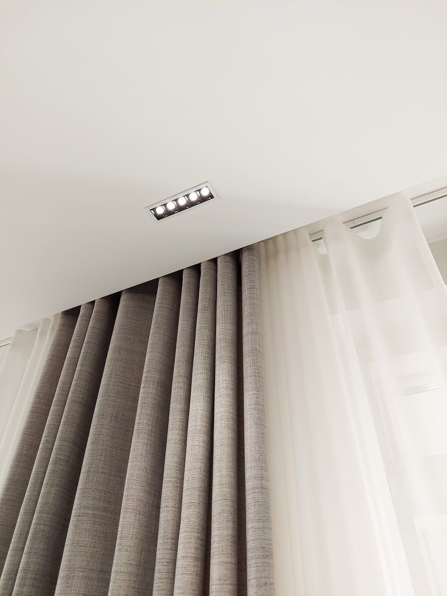 Verhojen edessä olohuoneessa kapeakeilaista valoa tuovat LINJA 5 valaisimet. © LedStore
