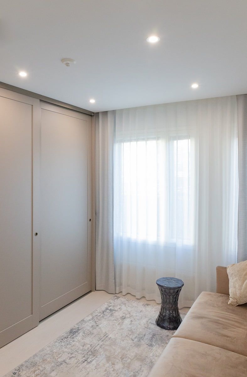 Vierashuoneen tasainen led-spottivalaistus. Neljä 9W spottia riittää hyvin 8mÂ² valaisuun. © LedStore