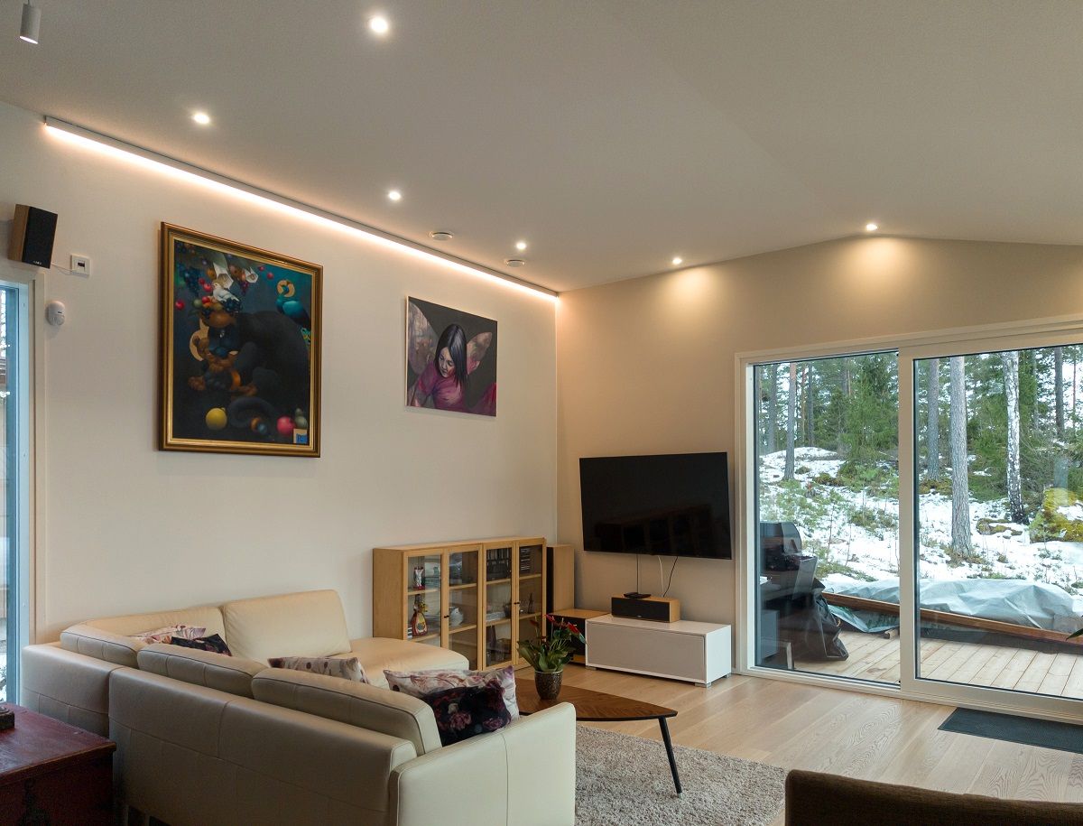 Olohuoneessa useita spottivalaisimia ja yhdellä seinustalla led valonauhaa.