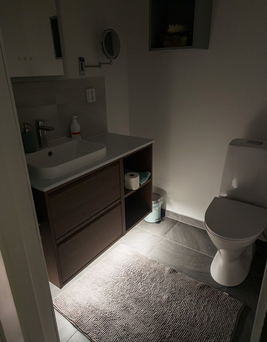 Led nauha vessan kaappien alla