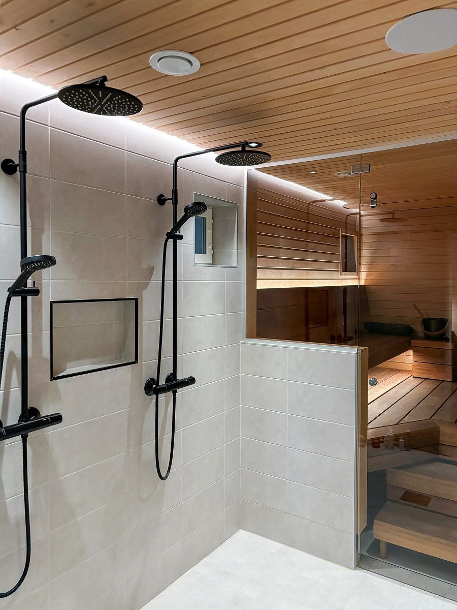 Suihkujen takana katonrajassa urassa oleva led-nauhavalo valaisee epäsuorasti seinää pitkin lattiaan saakka. Valo on samalla tehokas sekä silmäystävällinen. © LedStore.fi