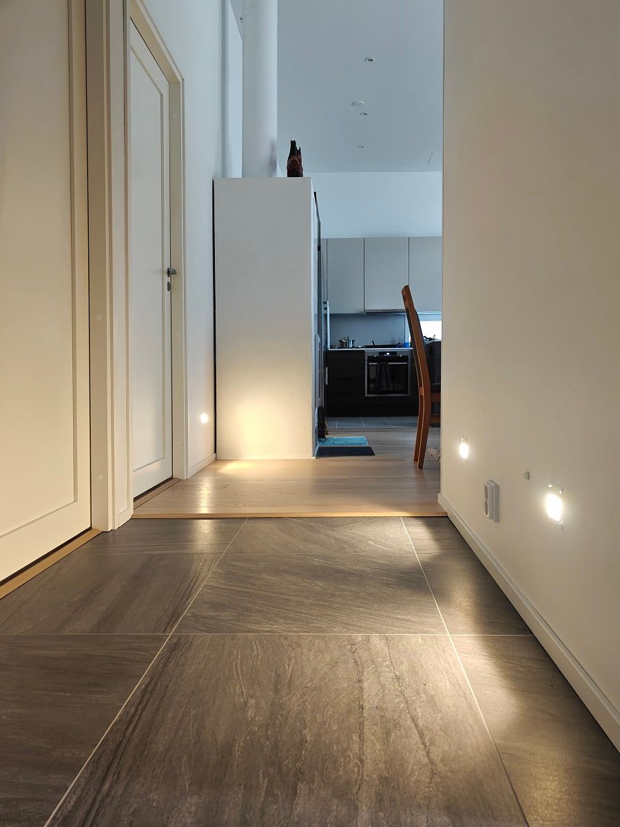 Seinän alaosaan uppoasennettuja KULKIJA seinävalaisimia.