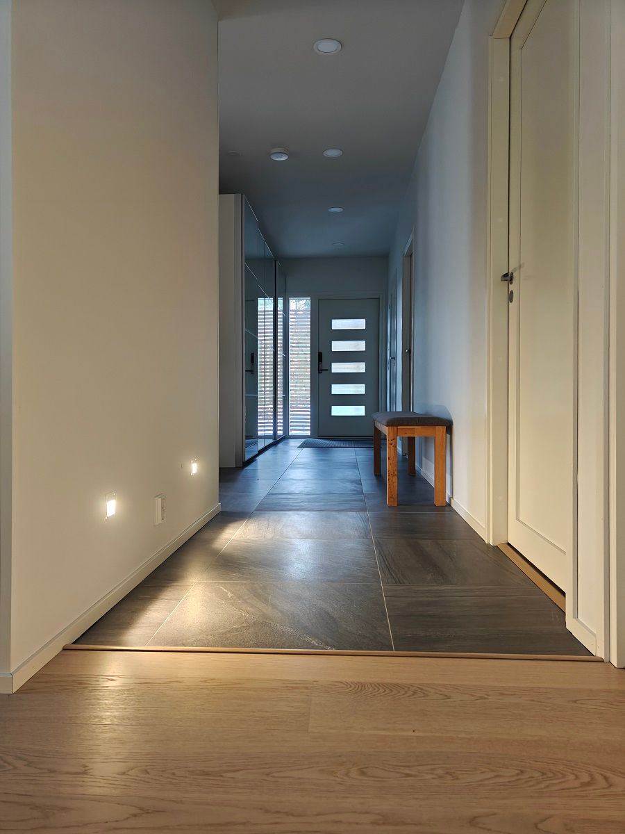 Seinän alaosaan uppoasennettuja KULKIJA seinävalaisimia.