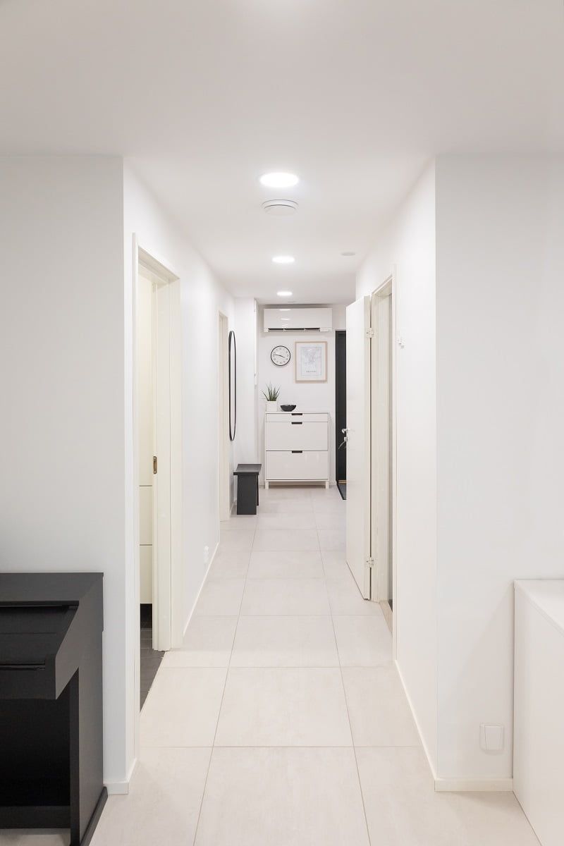 Käytävälle saatu tasainen ja luonnollinen valaistus Plafond200-uppovalaisimilla. ©LedStore