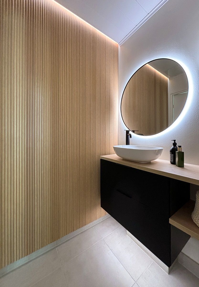 WC ssä valoa tulee monesta suunnasta epäsuorasti, jolloin kokonaisuudesta tulee miellyttävä. Valot ovat himmennettävät, mikä lisää valonkäyttömahdollisuuksia © LedStore.fi