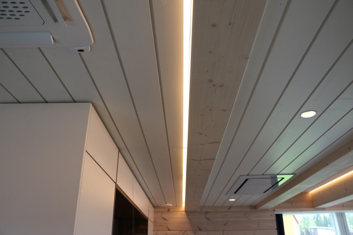 Asuntomessut 2015: Led nauha palkin kyljessä 45 asteen kulmaprofiilissa. Ledstore.fi