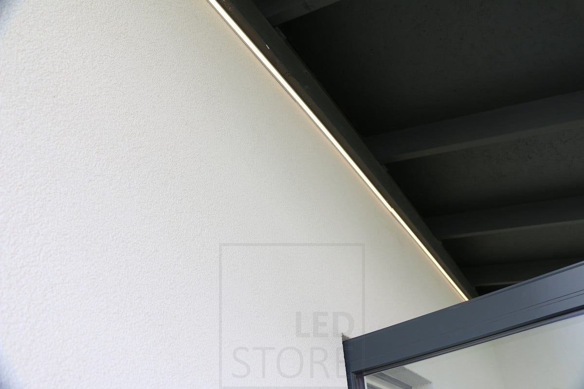 Asuntomessut 2018: led nauhaa katon ja seinän rajassa korkealla terassin katossa. Ledstore.fi