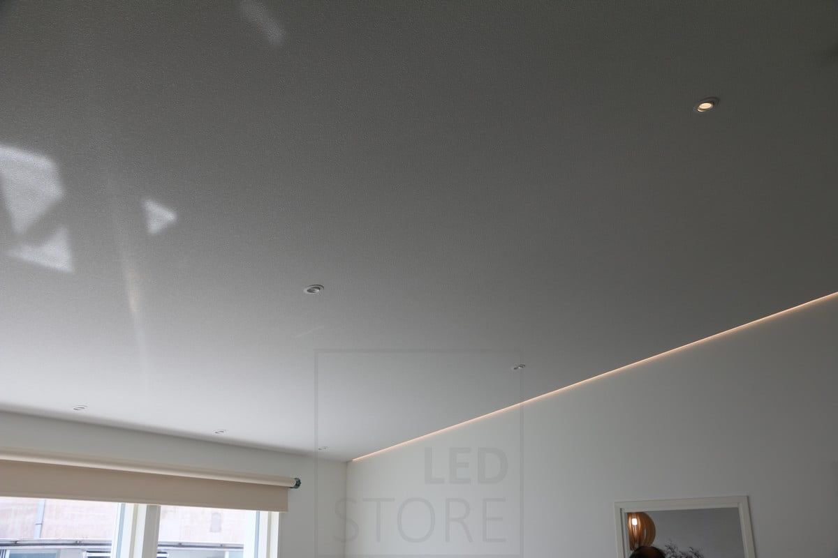 Asuntomessut 2018: led profiili vinossa nousevassa katossa. seinän ja katon rajassa. 3000K lämmin valo. Ledstore.fi