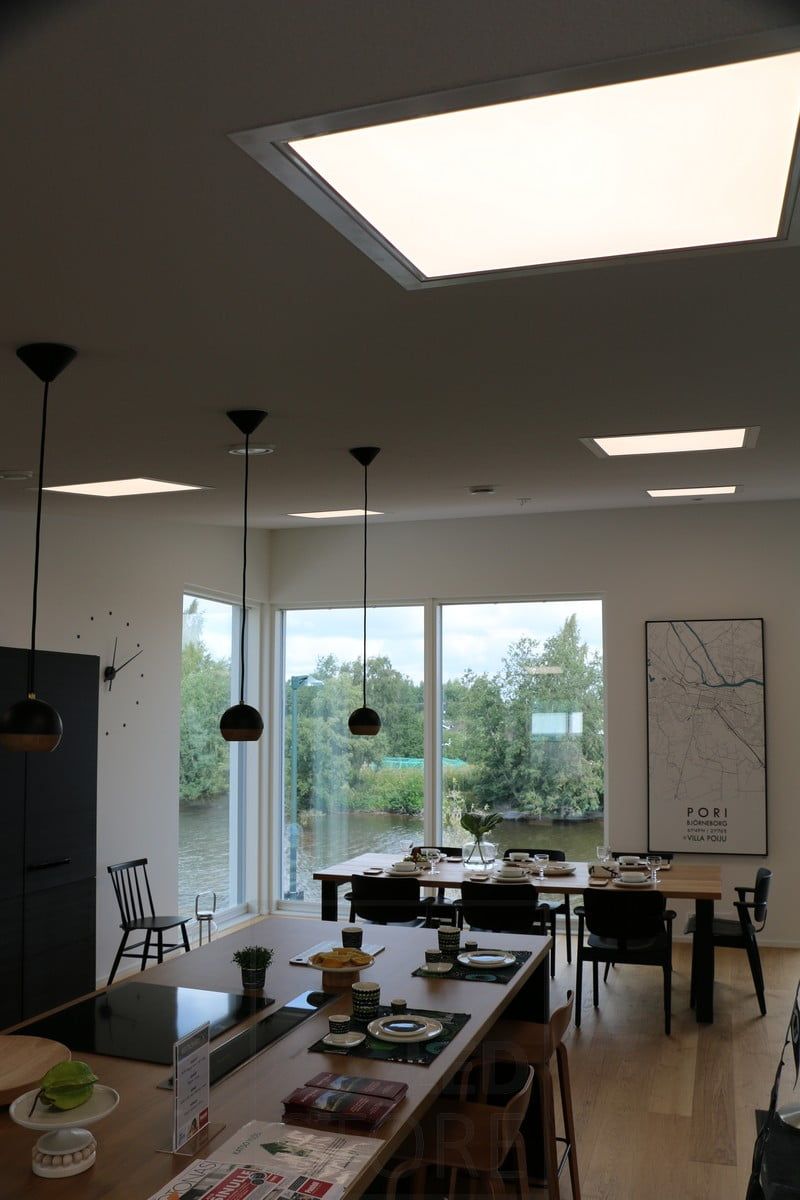Asuntomessut 2018: 600x600 led paneeleja vinossa katossa, olohuoneessa. Ledstore.fi