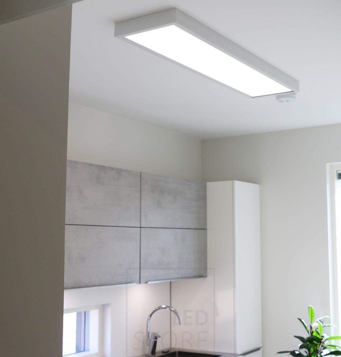 Asuntomessut 2018: 300x1200 led paneeli pinta-asennuskotelossa kodinhoitohuoneessa. Ledstore.fi