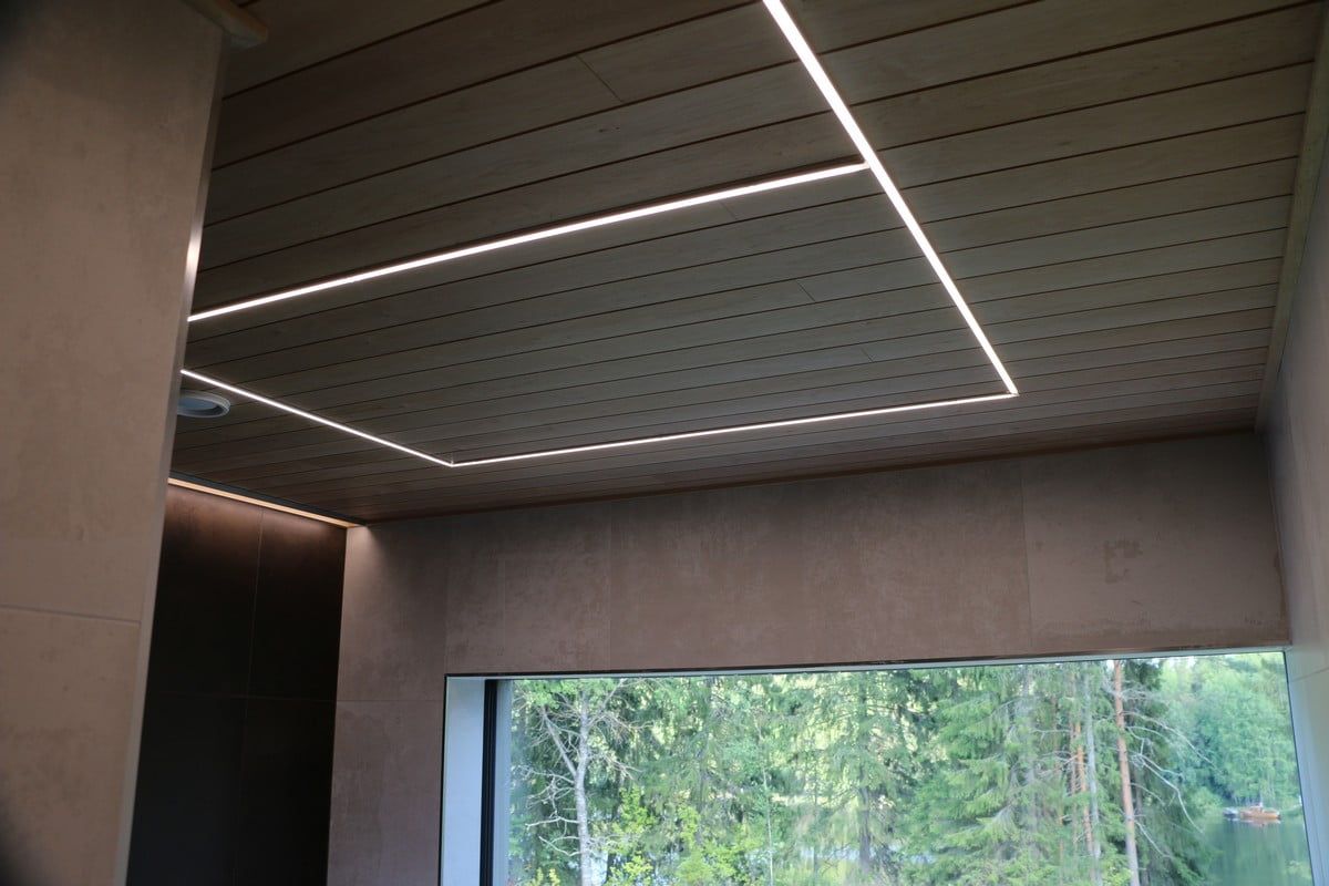 Asuntomessut 2019: Led nauha katossa 8 kehänä, asennettuna kapeaan uppoprofiiliin. Ledstore.fi