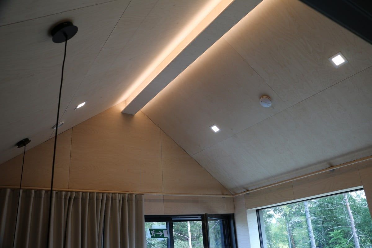 Asuntomessut 2019: Led nauhat piilotettu katon harjaan, laudan alle. Ledstore.fi