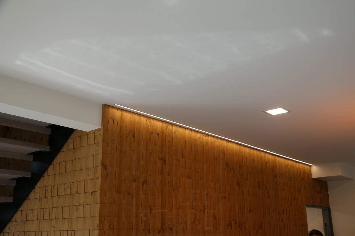 Asuntomessut 2019: Led nauha kapeassa uppoprofiilissa valaisemassa tehosteseinää. Ledstore.fi