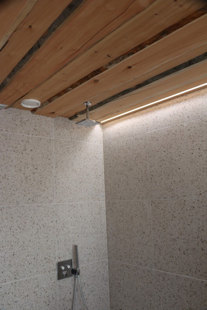 Asuntomessut 2019: Led nauha Tuppeen sahatussa katossa, seinä vieressä. Ledstore.fi